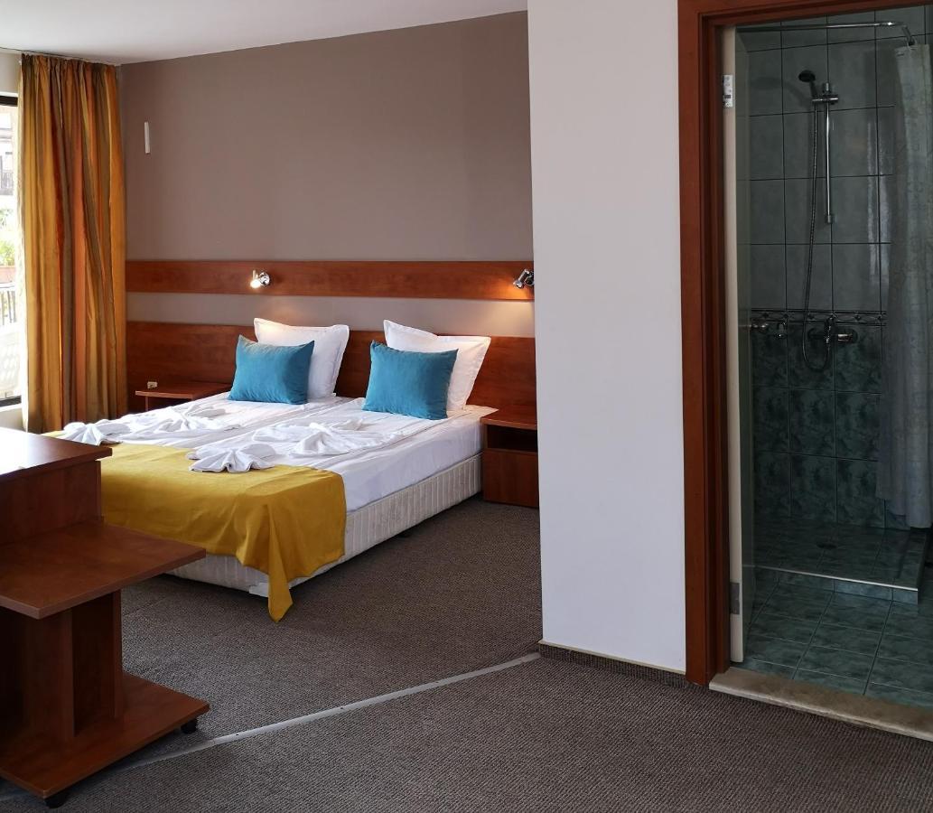 Family Hotel Rainbow Свети Влас Екстериор снимка